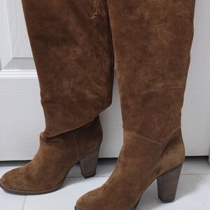 The Miss Albright Knee High Brown Suede Pull On Boots are a stylish Size 7.5